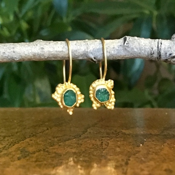 22K gold granulation & rough cut emerald Earrings - Picture 2 of 3